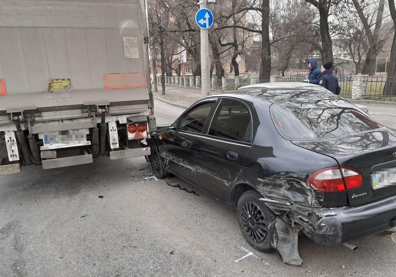 Новость - События - Столкнулись на перекрестке: возле ДнепроГЭС грузовик врезался в легковушку (ФОТО)