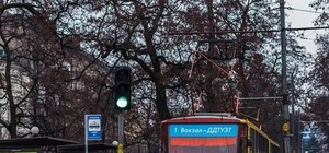 Выполнил маневр: первый трамвай сошел с рельсов (фото)