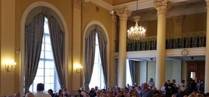 Відеошок: львівська лікарка справила нужду в графин у фойє Львівської міськради