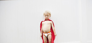 В одних трусишках: под Запорожьем на улице гулял ребенок без одежды