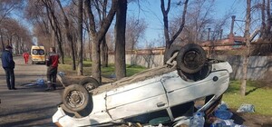 Пострадала девушка: подробности аварии с перевернутой легковушкой