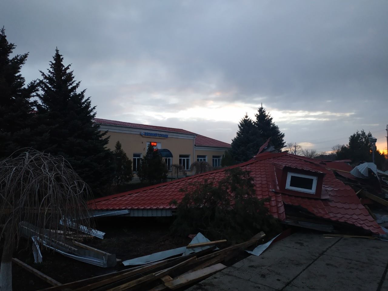 Развалилась крыша на ж/д станции. фото: fb Віктор Халамівський