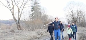 Нappy end: знятий священиком кліп про аварійну дорогу на Львівщині побачили ті, хто треба