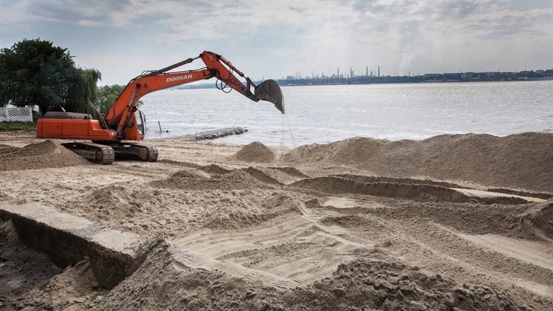 Реконструкция пляжа на правом берегу. фото: Запорожский горсовет