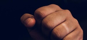 Разозлился из-за квитанции: мужчина ворвался в офис 