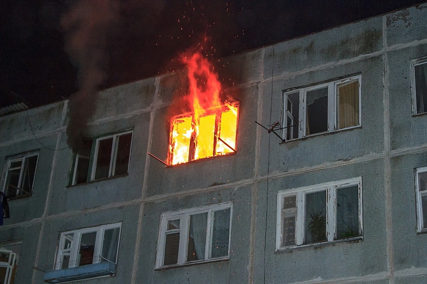 Новость - События - Ночной пожар: из горящей квартиры спасали мужчину
