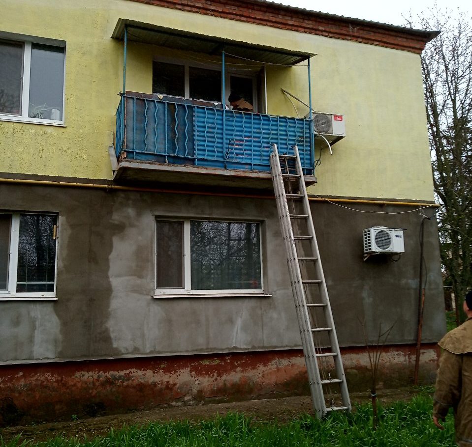 Спасатели лезут в дом через балкон. фото: ГСЧС