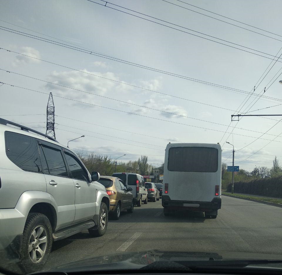 Пробка при въезде на мост Преображенского. Фото: Анна Покровская