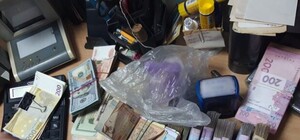 Обыски в обменках: харьковская полиция изъяла 50 000 долларов и миллион гривен