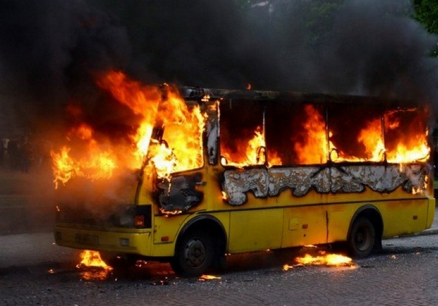 Новость - События - Во дела: на Адмирала Нахимова загорелся микроавтобус