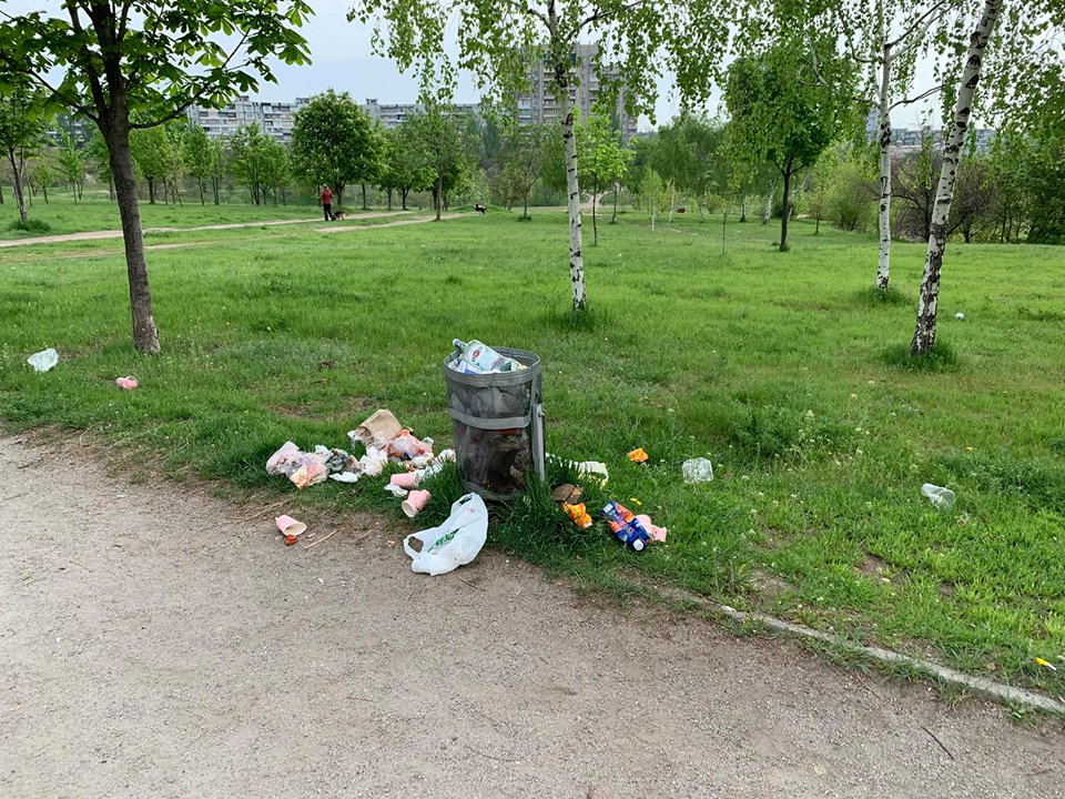 В парке на Бабурке оставили после праздника мусор. Фото: Виктор Полюшко