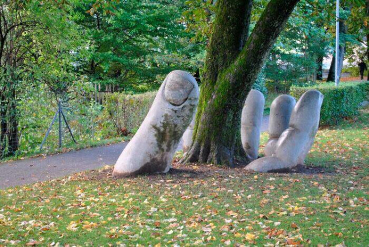 Новость - Досуг и еда - Рука великана: в парке Мелитополя появилась необычная скульптура