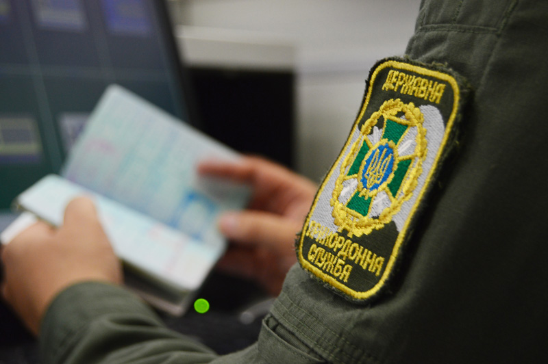 В аэропорту Запорожья задержали мужчину с поддельными документами. фото: "Государственная пограничная служба Украины"