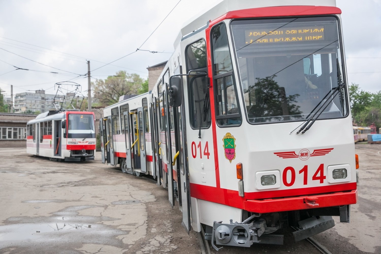 В Запорожье 2 новых трамвая вышли на линию. Фото: горсовет