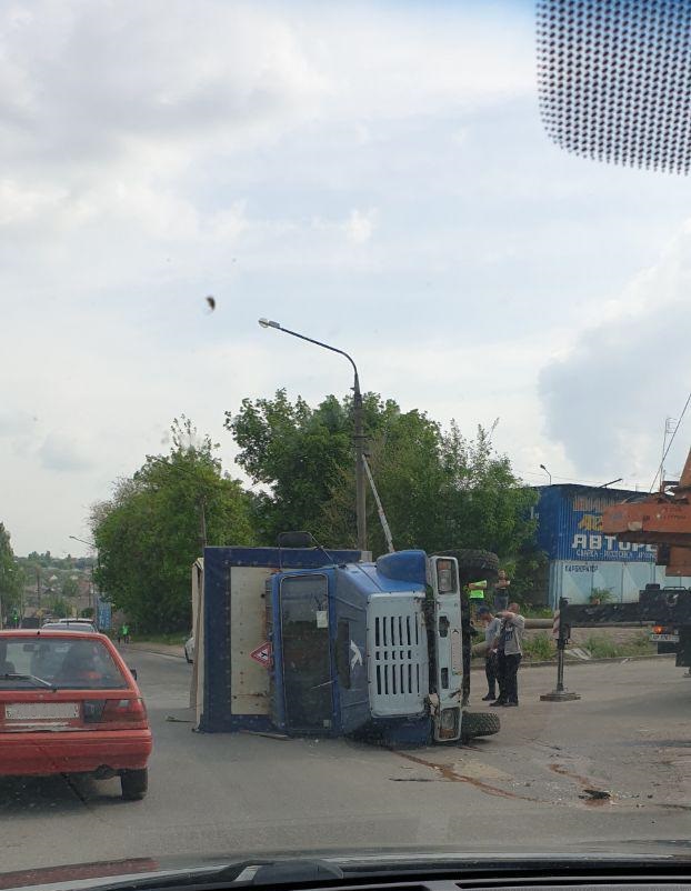 Перевернувшийся грузовик устроил пробку. Фото: Автоканал Запорожье