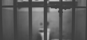 Препараты на полу, грязные кушетки и следы побоев: в каких условиях содержат людей в изоляторе №3