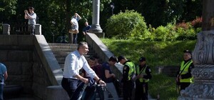 Видеофакт: Виталий Кличко приехал на инаугурацию президента Украины Владимира Зеленского на велосипеде