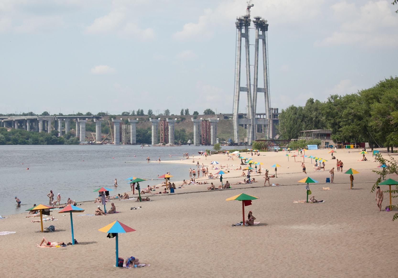 В Запорожье пляжи готовят к летнему сезону. Фото: photofact.in.ua