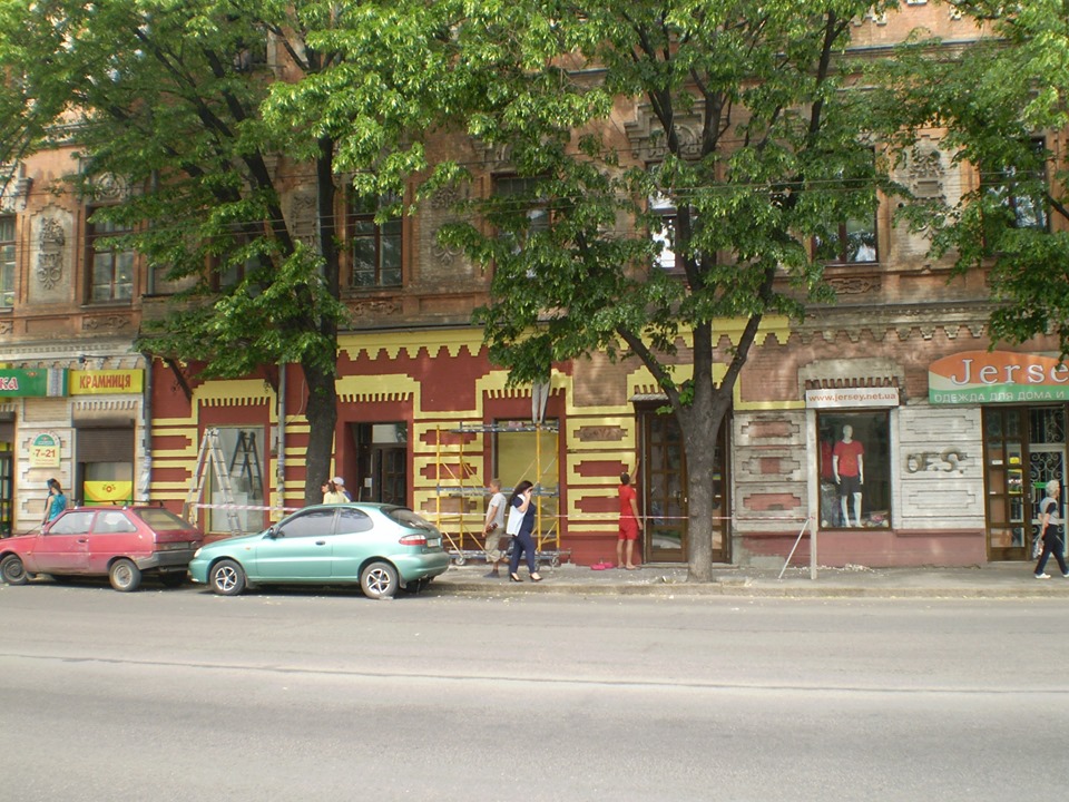 В Запорожье незаконно перекрашивали дом Лещинского. Фото: департамент градостроения в Запорожской области