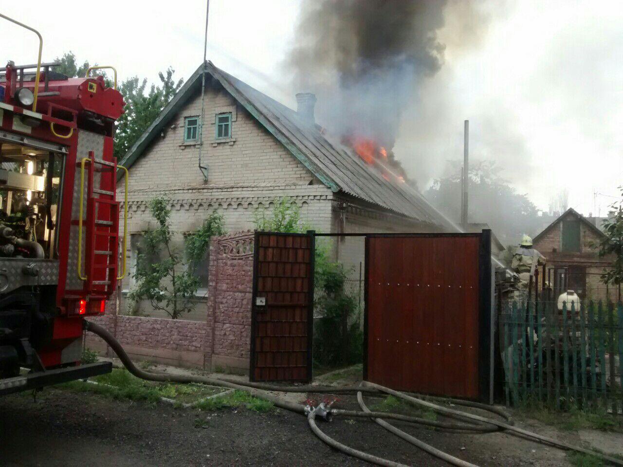 В Запорожье горел дом. Фото: ГСЧС
