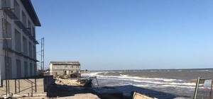 Смыло водой: в Кирилловке исчез пляж