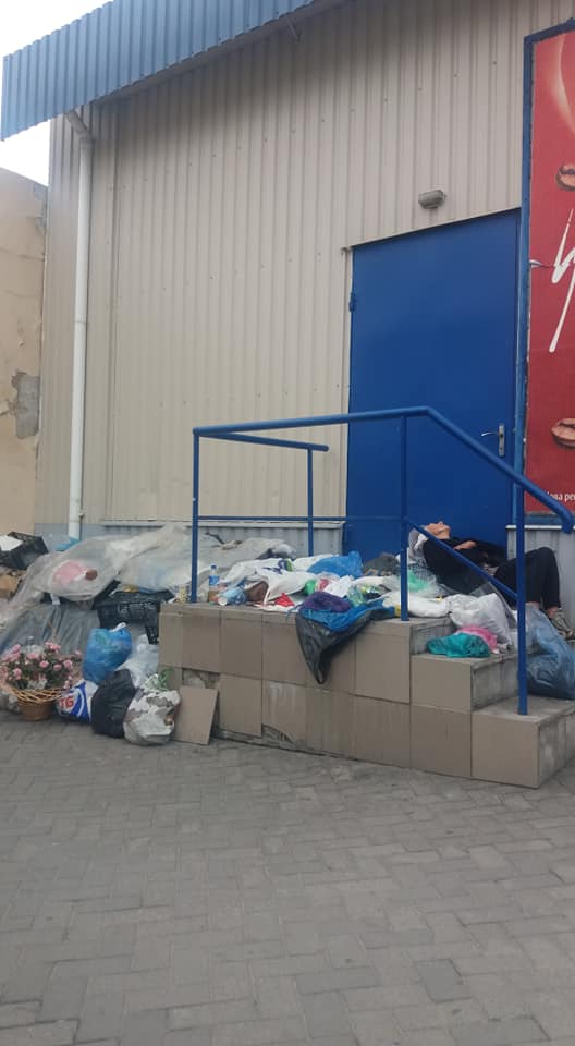 Возле АТБ развели мусор и ночуют бездомные. Фото: Елена Береж