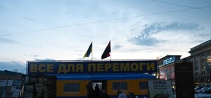 Вместо сгоревшей: на площади Свободы установили новую палатку