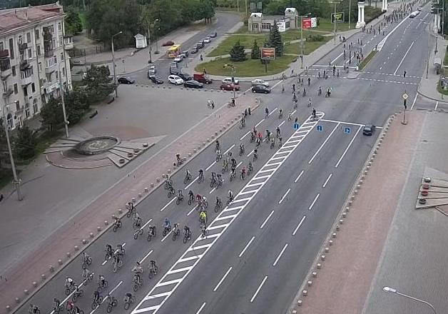 Колонна велосипедистов едет по проспекту. webcam.zp.ua