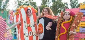 Кукуруза, жареные креветки, шляпы и косички: что происходит на Радуге