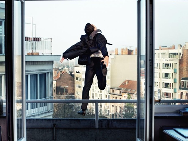 Мужчина выпрыгнул из окна многоэтажки. Фото: pexel