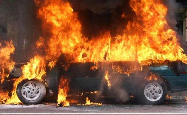 Новость - События - Дым видели за километры: на трассе на ходу загорелось авто