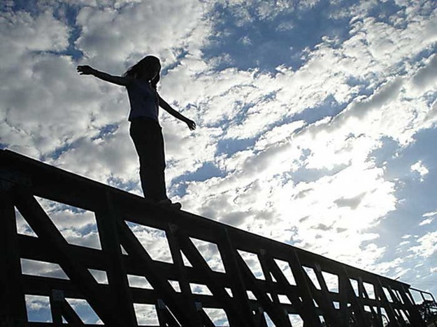В Запорожье девушка хотела прыгнуть с недостроенного моста. Фото: Pikabu
