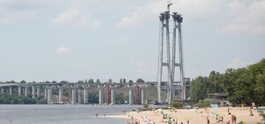 Ну что за люди: на Центральном пляже вандалы изуродовали навесы (фото)