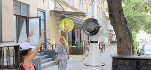 Спасение в жару: на одесской улице появился необычный вентилятор
