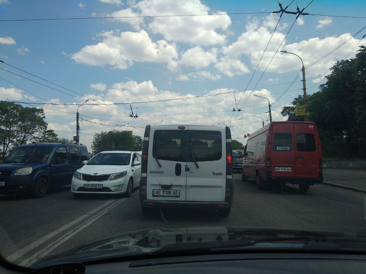 На ДнепроГЭС пробки в обе стороны. Фото: Анна Покровская