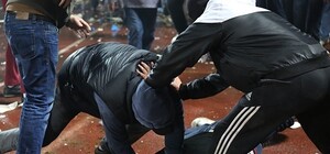 Переломы черепа, травмы мозга и внутренних органов: группа мужчина жестоко избила двоих полицейских