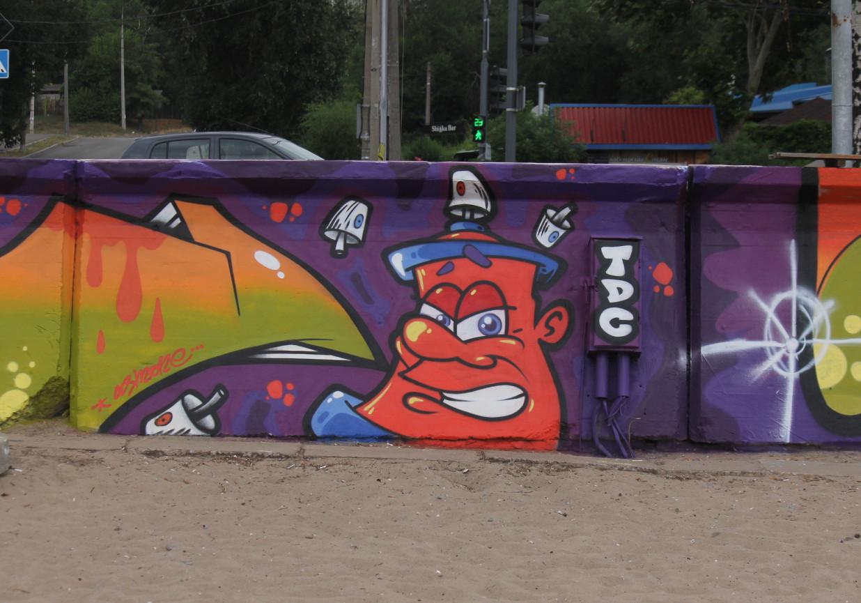 На Центральном пляже появились граффити. Фото: 061