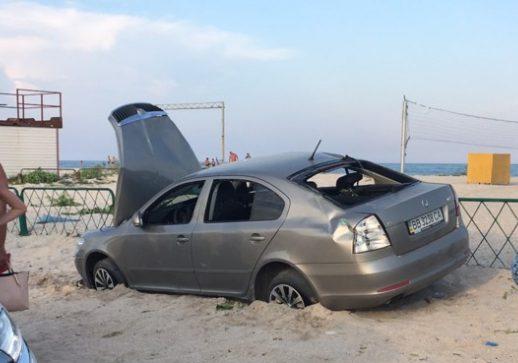 В Кирилловке произошло ДТП прямо на пляже. Фото: "НГ"