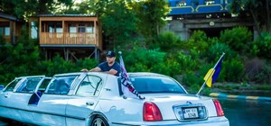 Что-то новенькое: в столице по Днепру пустили уникальный аква-лимузин