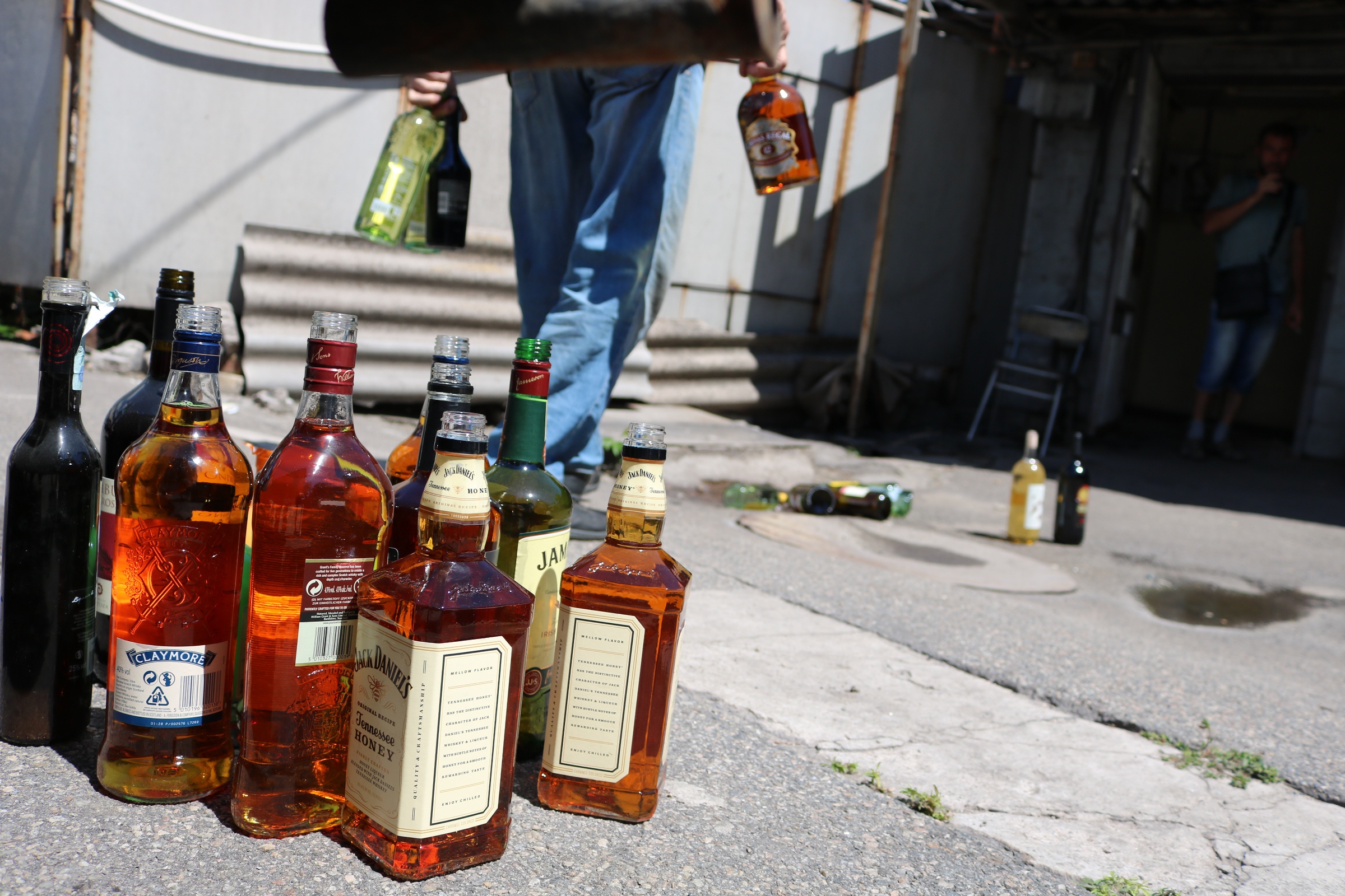 Новость - События - Виски жалко: полиция вылила партию элитного алкоголя в канализацию