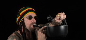 Все для себя: мужчина вырастил в огороде 447 кустов конопли