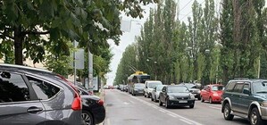 Помогло: на бульваре Шевченко автохамы перестали парковаться на полосе для транспорта