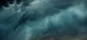 Стихия разбушевалась: в поле заметили смерч (фото)