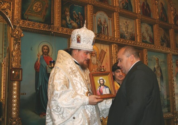 Епископ Иосиф преподнес председателю областного совета памятную икону
Фото http://www.rada.zp.ua