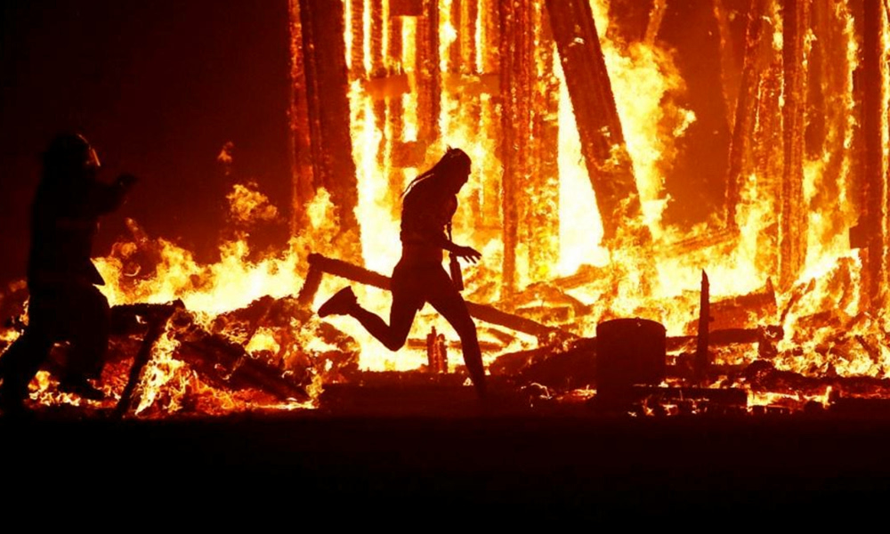 Новость - События - Едва не сгорел сам: в Запорожье на видео попал поджигатель автомобилей