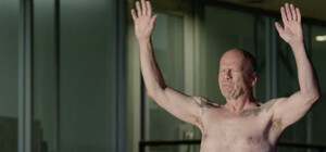 Равномерный загар: на Хортице заметили голого мужчину (видео)