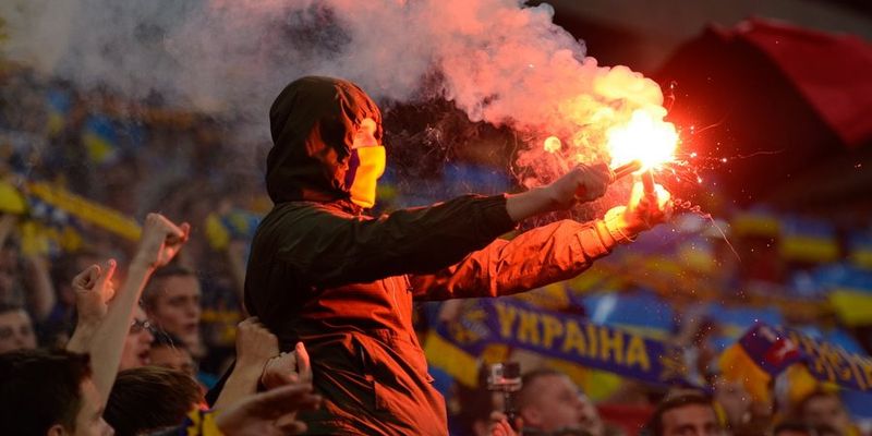 Украинские фанаты закидали автобус с иностранцами камнями. Фото: football.ua