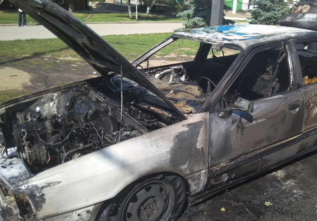 На Анголенко загорелся автомобиль на ходу. Фото: ГСЧС