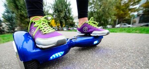 Идет в ногу со временем: в Запорожье заметили бабулю на гироскутере (видео)