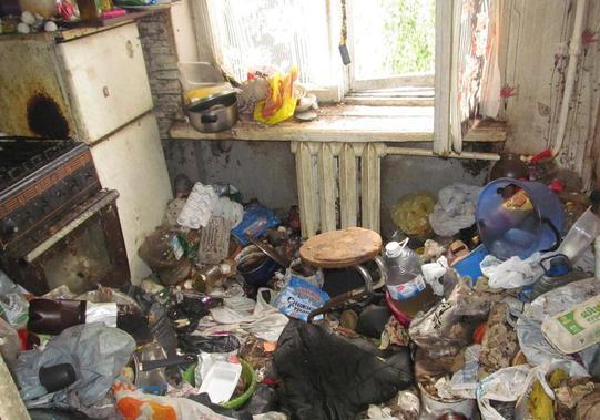 Старушка захламила свою квартиру. Фото: pikabu